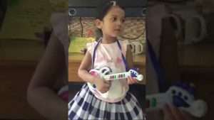 Little girl play guitar Видео