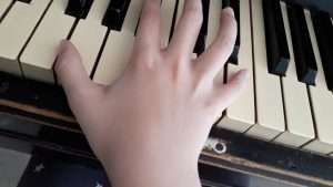 Как играть песни на фортепиано Видео