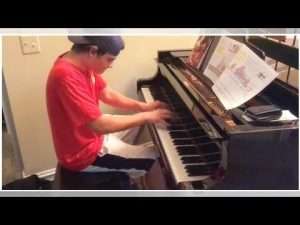 Pizza Delivery Guy Plays Customers Piano Inside Their Own Home Видео
