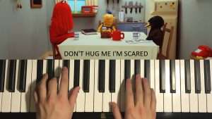 HOW TO PLAY - Don't Hug Me I'm Scared (Piano Tutorial Lesson) Видео