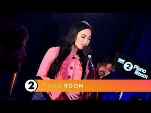 Kacey Musgraves - Somewhere Only We Know (Radio 2 Piano Room) Видео
