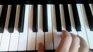 Как играть песню мага и медведь на пианино Видео